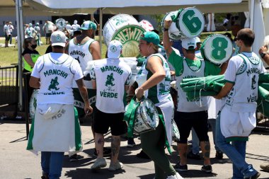 27 Kasım, Montevideo, Uruguay: Conmebol Libertadores Finali 'ni sahneleyecek olan Montevideo, Uruguay' daki Centenario stadyumunun girişinde Flamengo taraftarlarının hareketi