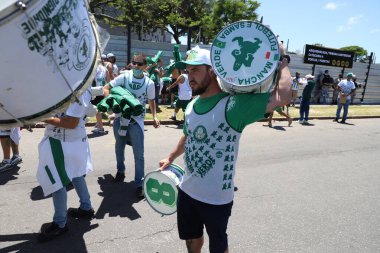 27 Kasım, Montevideo, Uruguay: Conmebol Libertadores Finali 'ni sahneleyecek olan Montevideo, Uruguay' daki Centenario stadyumunun girişinde Flamengo taraftarlarının hareketi