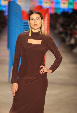SPFW N52: Walerio Araujo SS 22 koleksiyonunun geçit töreni. 18 Kasım 2021, Sao Paulo, Brezilya: 18 Kasım 2021, Sao Paulo, Brezilya: Walerio Araujo koleksiyonu için Brezilyalı aktör Luciano Szafir geçidi SS 22
