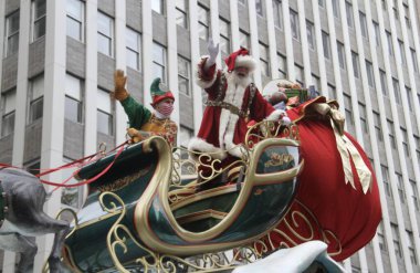 95. Macy 'nin Şükran Günü Geçidi 2021. 25 Kasım 2021, New York, ABD: 95. Macy 'nin Şükran Günü Geçidi 2021, tüm gücüyle geri döndü ve halk cadde boyunca tezahürat yapıyor ve 15 dev karakter balonuyla