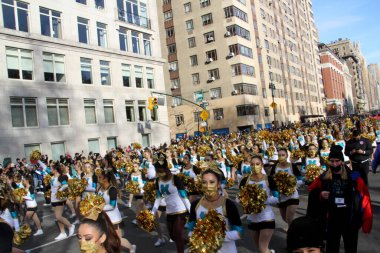 95. Macy 'nin Şükran Günü Geçidi 2021. 25 Kasım 2021, New York, ABD: 95. Macy 'nin Şükran Günü Geçidi 2021, tüm gücüyle geri döndü ve halk cadde boyunca tezahürat yapıyor ve 15 dev karakter balonuyla