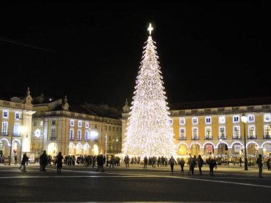 Lizbon 'daki Comercio Meydanı' nda Noel ağacı. 22 Kasım 2021, Lizbon, Portekiz: Noel ağacı şimdiden Lizbon 'un merkezindeki Comercio Meydanı' nda ışıklandırıldı. 
