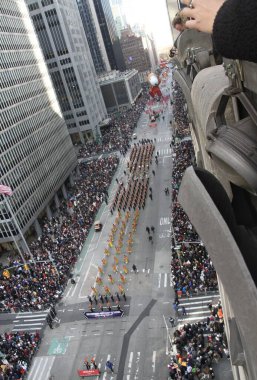 95. Macy 'nin Şükran Günü Geçidi 2021. 25 Kasım 2021, New York, ABD: 95. Macy 'nin Şükran Günü Geçidi 2021, tüm gücüyle geri döndü ve halk cadde boyunca tezahürat yapıyor ve 15 dev karakter balonuyla