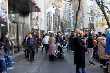 95. Macy 'nin Şükran Günü Geçidi 2021. 25 Kasım 2021, New York, ABD: 95. Macy 'nin Şükran Günü Geçidi 2021, tüm gücüyle geri döndü ve halk cadde boyunca tezahürat yapıyor ve 15 dev karakter balonuyla