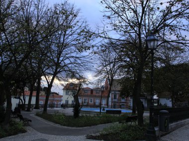 Yeni Coronavirus çeşidinin tehditlerine rağmen, Lizbon 'da sonbahar ve Noel süsleri ilgi çekiyor. 29 Kasım 2021, Lizbon, Portekiz: Lizbon 'daki turistik yerleri süsleyen Noel süsleri arasında insanlar yürüyor