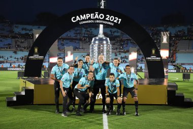 Conmebol Libertadores Finali: Palmeiras ve Flamengo: 27 Kasım 2021, Montevideo, Uruguay. Palmeiras oyuncuları, Centenario Stadyumu 'nda oynanan bir futbol maçında Flamengo' ya karşı 2-1 'lik galibiyetten sonra Conmebol Libertadores' in üç şampiyonluğunu kutladılar.