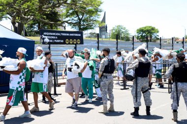 27 Kasım, Montevideo, Uruguay: Conmebol Libertadores Finali 'ni sahneleyecek olan Montevideo, Uruguay' daki Centenario stadyumunun girişinde Flamengo taraftarlarının hareketi