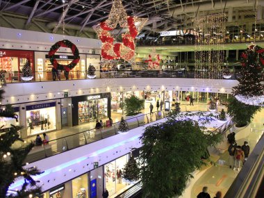 Lizbon 'da Kara Cuma. 26 Kasım 2021, Lizbon, Portekiz. Portekiz 'in başkenti Lizbon' daki alışveriş merkezleri ve mağazalarda tüketicilerin yoğun dolaşımı, Kara Cuma günü indirimli.. 