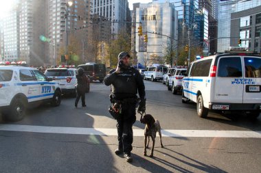 95. Macy 'nin Şükran Günü Geçidi 2021. 25 Kasım 2021, New York, ABD: 95. Macy 'nin Şükran Günü Geçidi 2021, tüm gücüyle geri döndü ve halk cadde boyunca tezahürat yapıyor ve 15 dev karakter balonuyla