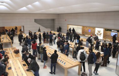 New York 'taki Apple Store' da Kara Cuma. 26 Kasım 2021, New York, ABD: New Yorklular ve turistler, 26 Kasım 'da başlayan Kara Cuma anlaşmasından faydalanmak için Manhattan, New York' taki 5. Cadde 'deki Apple mağazasını doldurdular