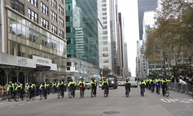95. Macy 'nin Şükran Günü Geçidi 2021. 25 Kasım 2021, New York, ABD: 95. Macy 'nin Şükran Günü Geçidi 2021, tüm gücüyle geri döndü ve halk cadde boyunca tezahürat yapıyor ve 15 dev karakter balonuyla