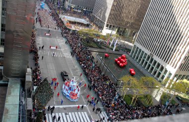 95. Macy 'nin Şükran Günü Geçidi 2021. 25 Kasım 2021, New York, ABD: 95. Macy 'nin Şükran Günü Geçidi 2021, tüm gücüyle geri döndü ve halk cadde boyunca tezahürat yapıyor ve 15 dev karakter balonuyla