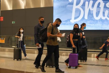 Guarulhos Havaalanı. 26 Kasım 2021, Guarulhos, Sao Paulo, Brezilya: 26 Kasım Cuma günü Sao Paulo 'daki Uluslararası Guarulhos Havaalanı' nın lobisinde yolcuların hareketi).