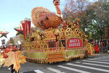 95. Macy 'nin Şükran Günü Geçidi 2021. 25 Kasım 2021, New York, ABD: 95. Macy 'nin Şükran Günü Geçidi 2021, tüm gücüyle geri döndü ve halk cadde boyunca tezahürat yapıyor ve 15 dev karakter balonuyla