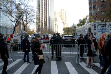 95. Macy 'nin Şükran Günü Geçidi 2021. 25 Kasım 2021, New York, ABD: 95. Macy 'nin Şükran Günü Geçidi 2021, tüm gücüyle geri döndü ve halk cadde boyunca tezahürat yapıyor ve 15 dev karakter balonuyla
