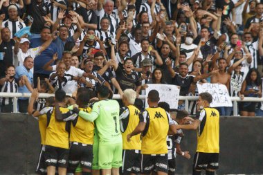 28 Kasım 2021, Rio de Janeiro, Brezilya: Botafogo taraftarları, Brezilya Futbol Şampiyonası 'nın 38. turunda geçerli olan Guarani ile oynanan futbol karşılaşmasında takımı karşıladı. 