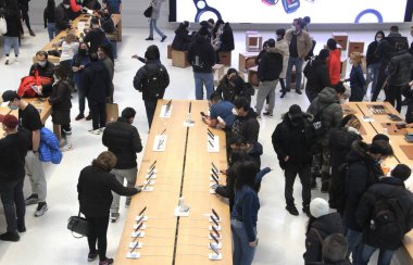New York 'taki Apple Store' da Kara Cuma. 26 Kasım 2021, New York, ABD: New Yorklular ve turistler, 26 Kasım 'da başlayan Kara Cuma anlaşmasından faydalanmak için Manhattan, New York' taki 5. Cadde 'deki Apple mağazasını doldurdular