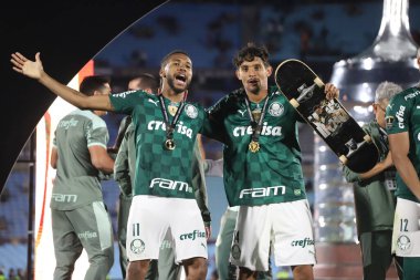 Conmebol Libertadores Finali: Palmeiras ve Flamengo: 27 Kasım 2021, Montevideo, Uruguay. Palmeiras oyuncuları, Centenario Stadyumu 'nda oynanan bir futbol maçında Flamengo' ya karşı 2-1 'lik galibiyetten sonra Conmebol Libertadores' in üç şampiyonluğunu kutladılar.