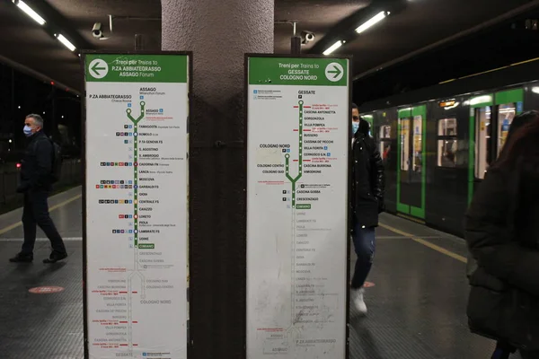 Int イタリア政府は12月6日から公共交通機関でグリーンパスを必要とします 2021年11月29日 ミラノ イタリア 月曜日 29日 イタリアのミラノ地下鉄での旅客移動 イタリア政府は緑を提示することを義務付けています — ストック写真