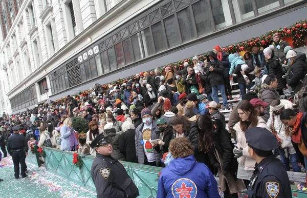 95. Macy 'nin Şükran Günü Geçidi 2021. 25 Kasım 2021, New York, ABD: 95. Macy 'nin Şükran Günü Geçidi 2021, tüm gücüyle geri döndü ve halk cadde boyunca tezahürat yapıyor ve 15 dev karakter balonuyla