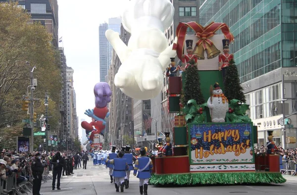 95. Macy 'nin Şükran Günü Geçidi 2021. 25 Kasım 2021, New York, ABD: 95. Macy 'nin Şükran Günü Geçidi 2021, tüm gücüyle geri döndü ve halk cadde boyunca tezahürat yapıyor ve 15 dev karakter balonuyla
