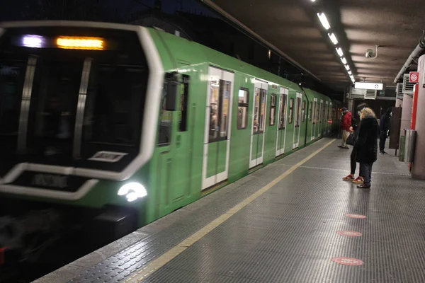 (İtalyan hükümeti 6 Aralık 'tan itibaren toplu taşıma için yeşil geçiş izni istiyor. 29 Kasım 2021, Milan, İtalya: 29 Kasım Pazartesi günü İtalya 'nın Milano metrosunda yolcu hareketi. İtalyan hükümeti yeşili sunmayı zorunlu kılıyor. 