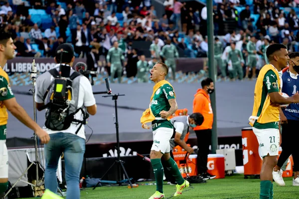 Conmebol Libertadores Finali: Palmeiras ve Flamengo: 27 Kasım 2021, Montevideo, Uruguay. Palmeiras oyuncuları, Centenario Stadyumu 'nda oynanan bir futbol maçında Flamengo' ya karşı 2-1 'lik galibiyetten sonra Conmebol Libertadores' in üç şampiyonluğunu kutladılar.
