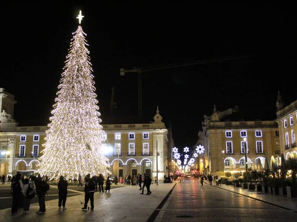Lizbon 'daki Comercio Meydanı' nda Noel ağacı. 22 Kasım 2021, Lizbon, Portekiz: Noel ağacı şimdiden Lizbon 'un merkezindeki Comercio Meydanı' nda ışıklandırıldı. 