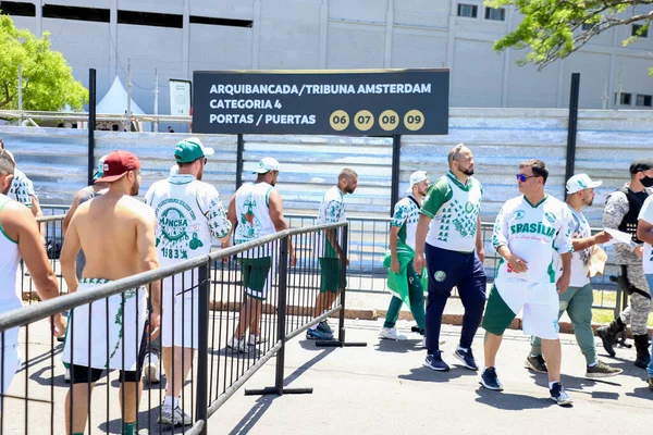 27 Kasım, Montevideo, Uruguay: Conmebol Libertadores Finali 'ni sahneleyecek olan Montevideo, Uruguay' daki Centenario stadyumunun girişinde Flamengo taraftarlarının hareketi
