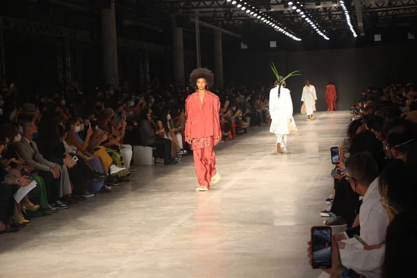 SPFW N52: Apartamento 03 SS 22 Koleksiyonu Geçidi. 20 Kasım 2021, Sao Paulo, Brezilya: Apartamento 03 SS 22 Koleksiyonu, SPFW (Sao Paulo Moda Haftası) N52, Sao Paulo Kültür Merkezi, 20 Cumartesi günü).