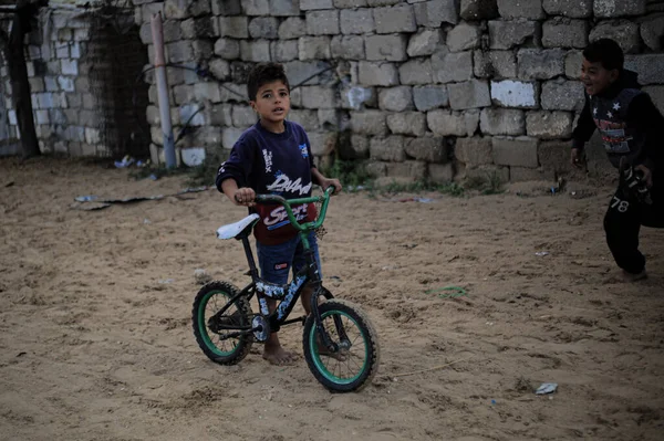 Niños Palestinos Juegan Barrio Pobre Sur Franja Gaza Noviembre 2021 —  Fotos de Stock