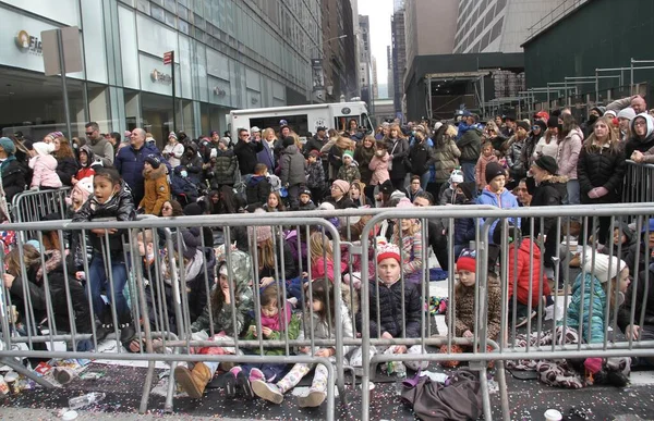 95. Macy 'nin Şükran Günü Geçidi 2021. 25 Kasım 2021, New York, ABD: 95. Macy 'nin Şükran Günü Geçidi 2021, tüm gücüyle geri döndü ve halk cadde boyunca tezahürat yapıyor ve 15 dev karakter balonuyla