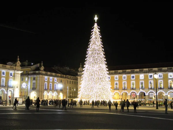 Lizbon 'daki Comercio Meydanı' nda Noel ağacı. 22 Kasım 2021, Lizbon, Portekiz: Noel ağacı şimdiden Lizbon 'un merkezindeki Comercio Meydanı' nda ışıklandırıldı. 