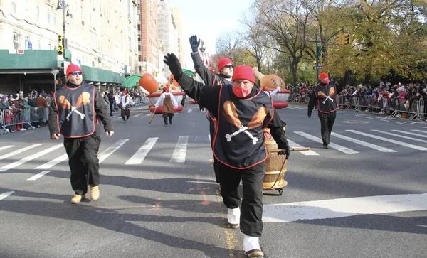 第95届梅西感恩节游行2021 2021年11月25日 美国纽约 第95届梅西感恩节阅兵式在大街两侧举行 15个巨大的人物气球在公众中欢呼雀跃 — 图库照片