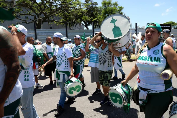 27 Kasım, Montevideo, Uruguay: Conmebol Libertadores Finali 'ni sahneleyecek olan Montevideo, Uruguay' daki Centenario stadyumunun girişinde Flamengo taraftarlarının hareketi
