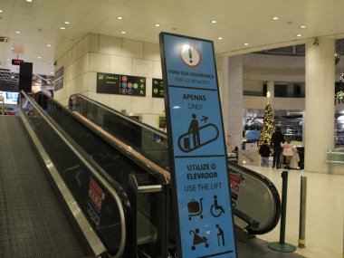 Lizbon 'daki Humberto Delgado uluslararası havaalanında yolcu hareketi. 30 Kasım 2021, Lizbon, Portekiz: 30 Salı günü Lizbon, Portekiz 'deki Humberto Delgado uluslararası havaalanında yolcu hareketi). 