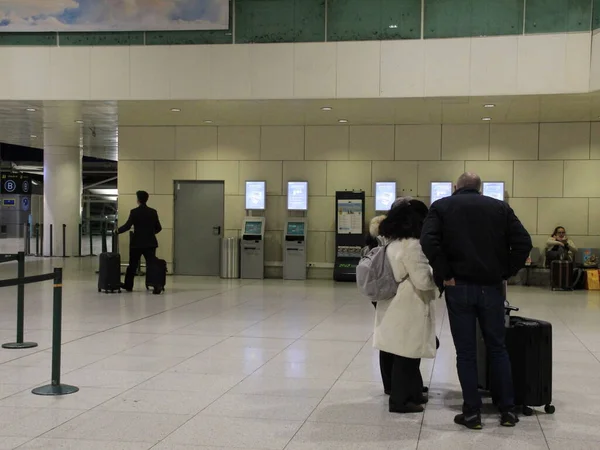 Movimiento Pasajeros Aeropuerto Internacional Humberto Delgado Lisboa Noviembre 2021 Lisboa — Foto de Stock