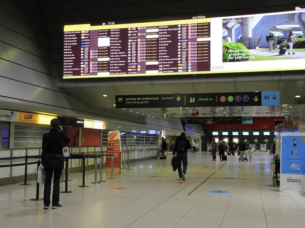 Μετακίνηση Επιβατών Στο Διεθνές Αεροδρόμιο Humberto Delgado Στη Λισαβόνα Νοέμβριος — Φωτογραφία Αρχείου