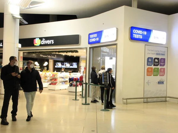 Movimiento Pasajeros Aeropuerto Internacional Humberto Delgado Lisboa Noviembre 2021 Lisboa —  Fotos de Stock