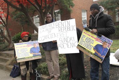 Washington 'da ücretsiz Ighoho Oosa Rallisi. 30 Kasım 2021, Washington DC, Maryland, ABD: Washington DC 'deki Benin Büyükelçiliği önünde bazı Nijeryalılar, Pazar günü Adeyemo' nun (Igboho Oosa olarak bilinen) derhal serbest bırakılmasını talep ettiler.) 