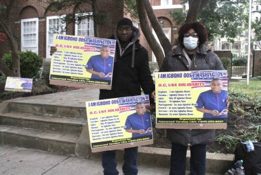 Washington 'da ücretsiz Ighoho Oosa Rallisi. 30 Kasım 2021, Washington DC, Maryland, ABD: Washington DC 'deki Benin Büyükelçiliği önünde bazı Nijeryalılar, Pazar günü Adeyemo' nun (Igboho Oosa olarak bilinen) derhal serbest bırakılmasını talep ettiler.) 