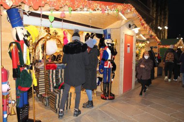 Milano 'daki Piazza Duomo' da Noel süsü. 1 Aralık 2021, Milano, İtalya: 1 Aralık Çarşamba günü Milano 'daki Piazza Duomo' da süslenecek olan Noel Pazarı ve büyük bir Noel Ağacı 'nın açılışı.).