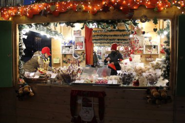 Milano 'daki Piazza Duomo' da Noel süsü. 1 Aralık 2021, Milano, İtalya: 1 Aralık Çarşamba günü Milano 'daki Piazza Duomo' da süslenecek olan Noel Pazarı ve büyük bir Noel Ağacı 'nın açılışı.).