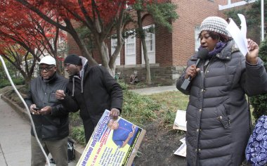 Washington 'da ücretsiz Ighoho Oosa Rallisi. 30 Kasım 2021, Washington DC, Maryland, ABD: Washington DC 'deki Benin Büyükelçiliği önünde bazı Nijeryalılar, Pazar günü Adeyemo' nun (Igboho Oosa olarak bilinen) derhal serbest bırakılmasını talep ettiler.) 