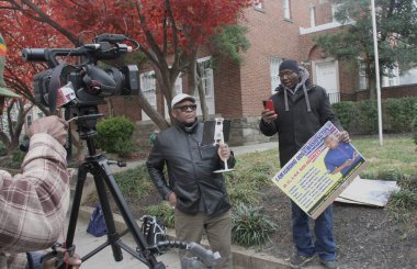 Washington 'da ücretsiz Ighoho Oosa Rallisi. 30 Kasım 2021, Washington DC, Maryland, ABD: Washington DC 'deki Benin Büyükelçiliği önünde bazı Nijeryalılar, Pazar günü Adeyemo' nun (Igboho Oosa olarak bilinen) derhal serbest bırakılmasını talep ettiler.) 