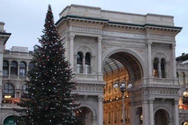 Milano 'daki Piazza Duomo' da Noel süsü. 1 Aralık 2021, Milano, İtalya: 1 Aralık Çarşamba günü Milano 'daki Piazza Duomo' da süslenecek olan Noel Pazarı ve büyük bir Noel Ağacı 'nın açılışı.).