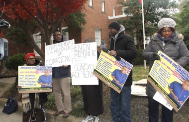 Washington 'da ücretsiz Ighoho Oosa Rallisi. 30 Kasım 2021, Washington DC, Maryland, ABD: Washington DC 'deki Benin Büyükelçiliği önünde bazı Nijeryalılar, Pazar günü Adeyemo' nun (Igboho Oosa olarak bilinen) derhal serbest bırakılmasını talep ettiler.) 