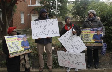 Washington 'da ücretsiz Ighoho Oosa Rallisi. 30 Kasım 2021, Washington DC, Maryland, ABD: Washington DC 'deki Benin Büyükelçiliği önünde bazı Nijeryalılar, Pazar günü Adeyemo' nun (Igboho Oosa olarak bilinen) derhal serbest bırakılmasını talep ettiler.) 