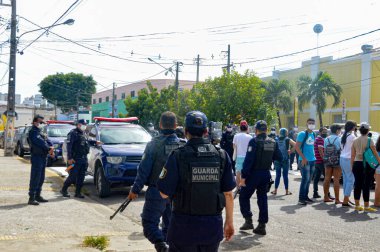 Natal 'da öğrenci protestosu. 2 Aralık 2021, Brezilya, Natal, RN: Şehir muhafızları Avenida Salgado Filho 'yu UFRN' nin Üniversite Kampüsü 'ne bağlayan otobüs hattına karşı öğrenci protestolarını dağıtmak için lastik mermi ve biber gazı kullandılar.