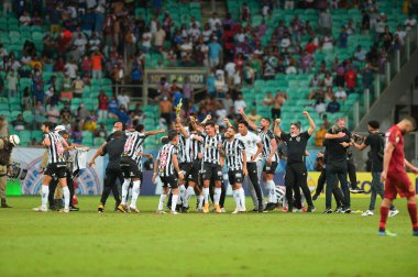 Brezilya Futbol Şampiyonası: Bahia ve Atletico Mineiro. 2 Aralık 2021 'de, Salvador, Bahia, Brezilya: Atletico Mineiro oyuncuları, Bahia' ya karşı 3-2 'lik galibiyetin ardından Brezilya Futbol Şampiyonası unvanını kutladı.